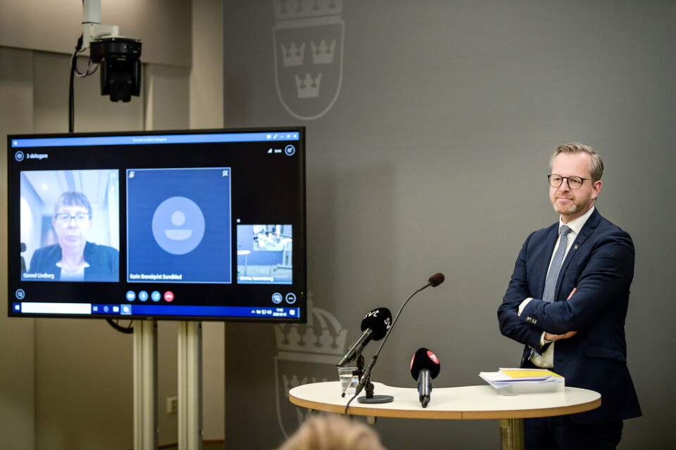 Utredningen om utlänningsärenden med säkerhetsaspekter har överlämnat sitt betänkande till inrikesminister Mikael Damberg. Utredare Gunnel Lindberg deltog via videolänk.