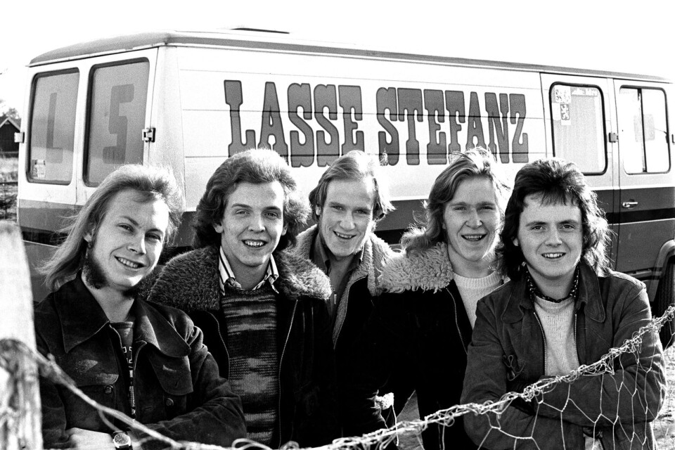 Kristianstads dansbandsstolthet Lasse Stefanz framför nylackade första turnébuss. Året var 1975.