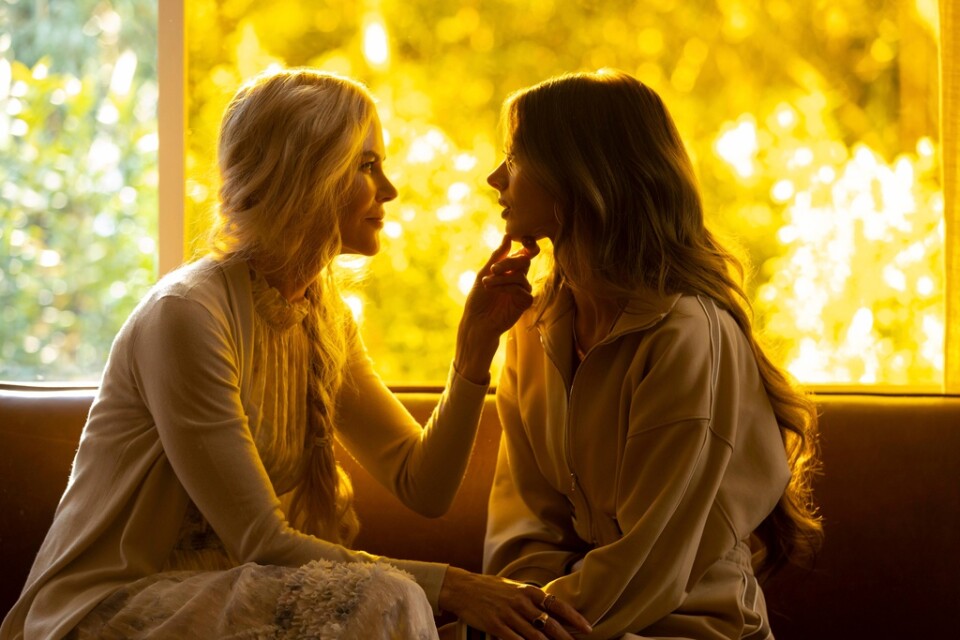 Masha (Nicole Kidman) behandlar den utseendefixerade Jessica (Samara Weaving) i "Nine perfect strangers". Pressbild.