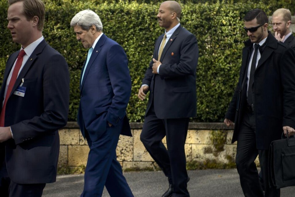 USA:s och Irans utrikesministrar förhandlade ansikte mot ansikte hela natten om Teheran-regimens kärnteknikprogram, i hopp om att ingå en historisk överenskommelse i dag. Förhandlingarna har nu dragit två dagar över tiden men parterna har inte gett upp.