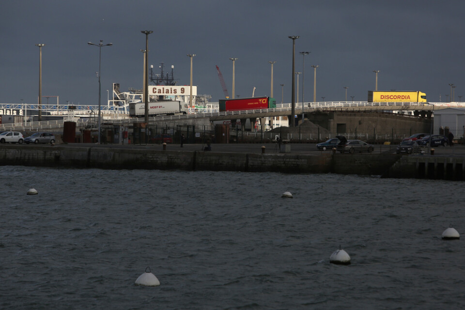 Minst sex personer har dött i samband med att en migrantbåt på väg mot Storbritannien sjunkit utanför Frankrikes kust. På bilden syns hamnen i Calais i norra Frankrike, där engelska kanalen är som smalast. Arkivbild.