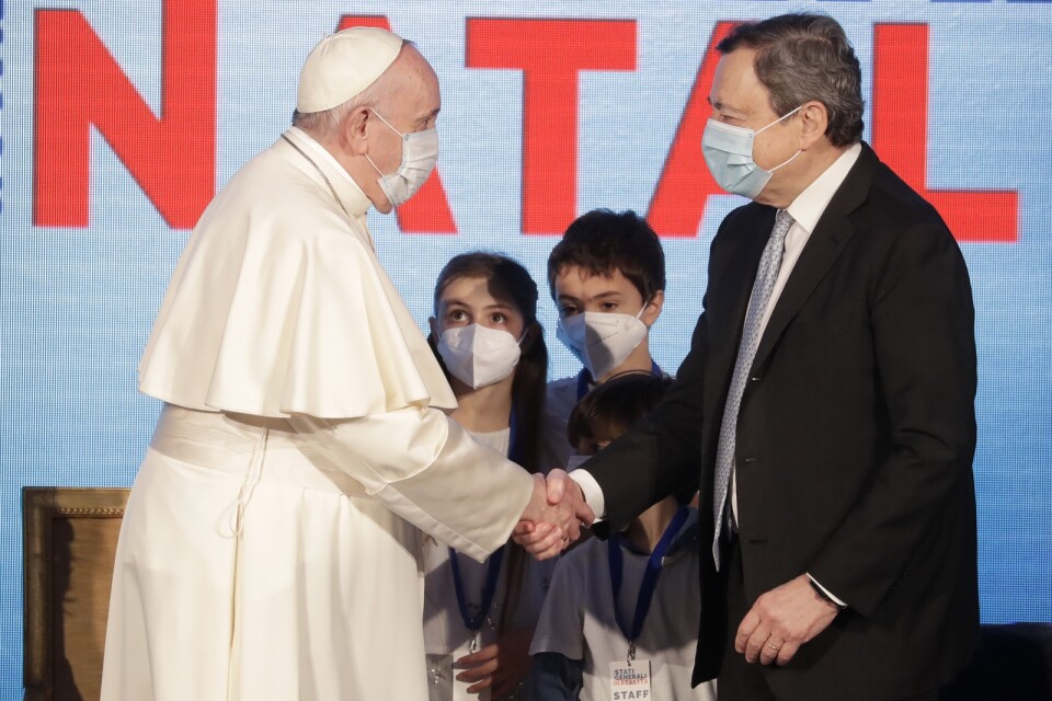 Religionen och politiken, i form av påve Franciskus och premiärminister Mario Draghi, tog i hand under en konferens om Italiens födelsetal i huvudstaden Rom.