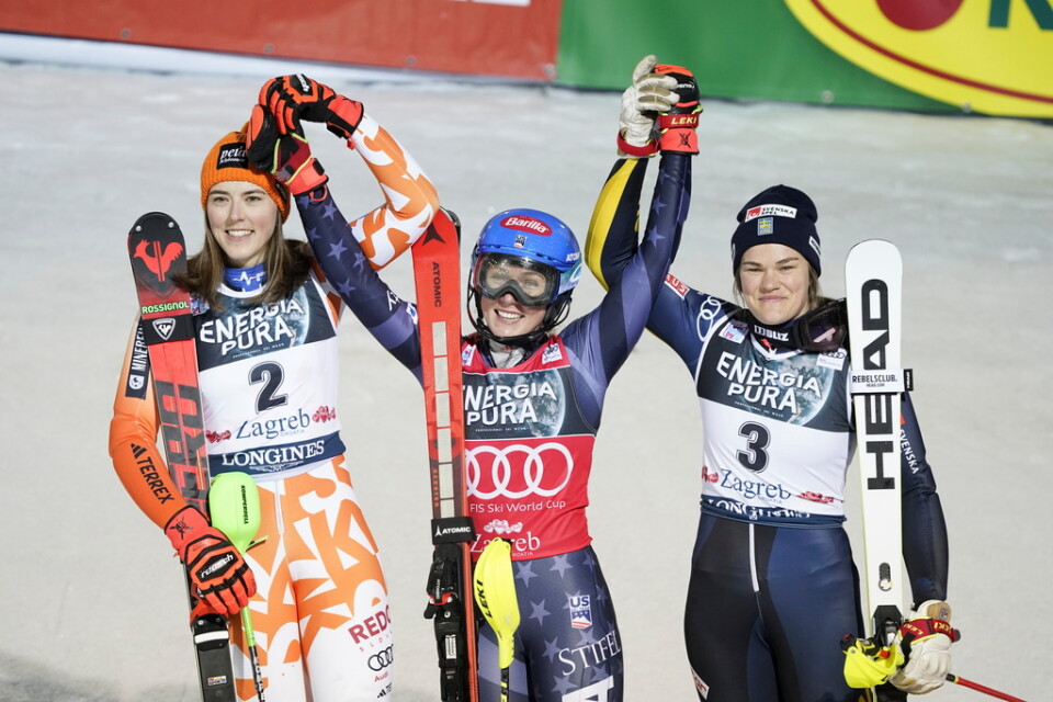 Mikaela Shiffrin (mitten) vann. Petra Vlhova (vänster) slutade tvåa och Anna Swenn Larsson blev trea.