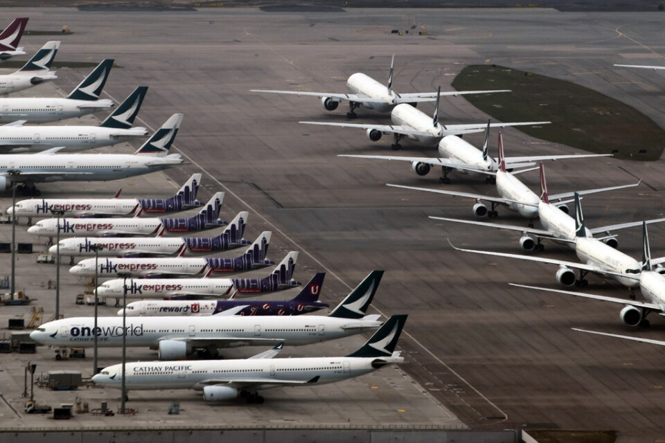 Stoppet för en lång rad internationella flygningar till Hongkong förlängs för att bromsa smittspridningen. Arkivbild