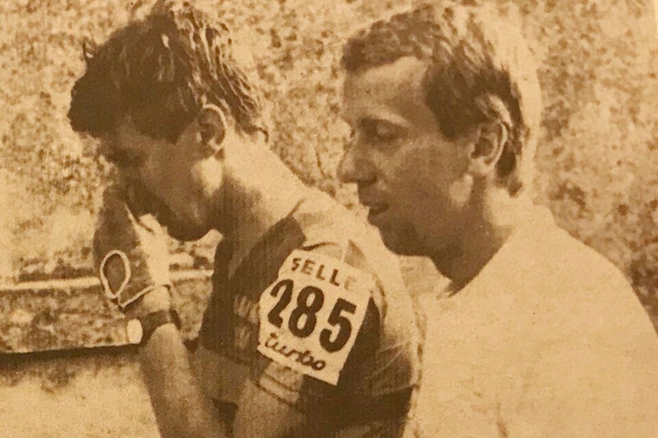 Dåvarande förbundskaptenen Bernt Johansson tröstar Per Christiansson efter VM-vurpan 1985.