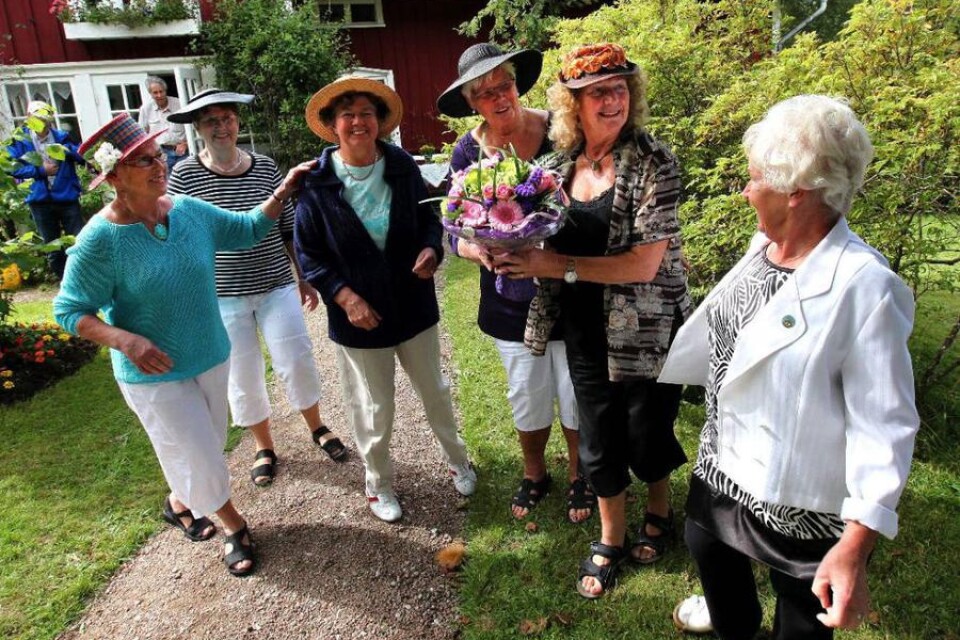 Väninnorna som överraskade med BT-buketten var Ulla Johansson, Birgitta Svensson, Vera Magnusson, Margareta Johansson och Eiwor Lundberg.