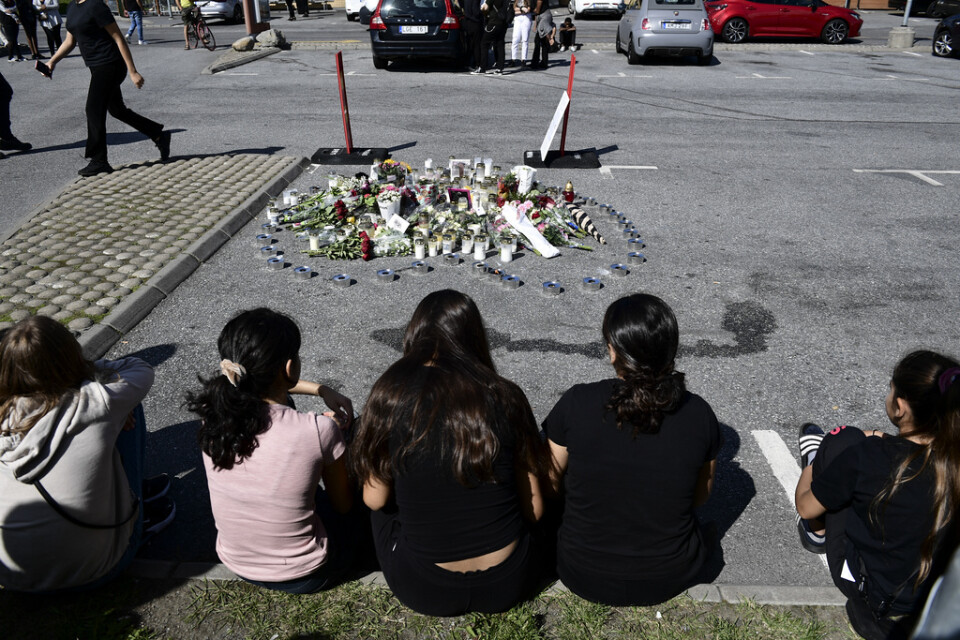 Barn samlas vid minnesplatsen där en tolvårig flicka sköts ihjäl i Hallunda i Botkyrka, söder om Stockholm. Arkivbild.