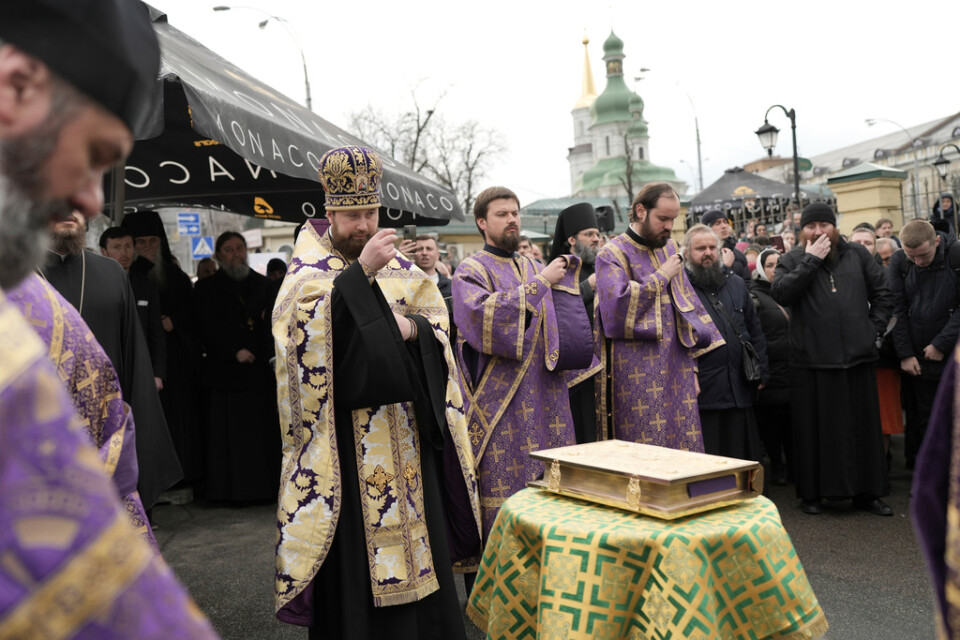 Präster inom den ukrainska ortodoxa kyrkan ber och visar sitt stöd till metropolit Pavel utanför klostret Petjerska i Kiev.