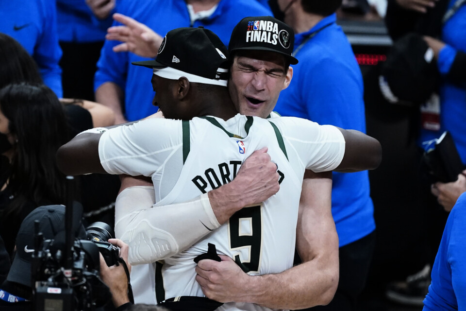 Milwaukee Bucks Brook Lopez (höger) kramar om lagkamraten Bobby Portis efter segern mot Atlanta Hawks. Nu väntar Phoenix Suns i den amerikanska basketfinalen.