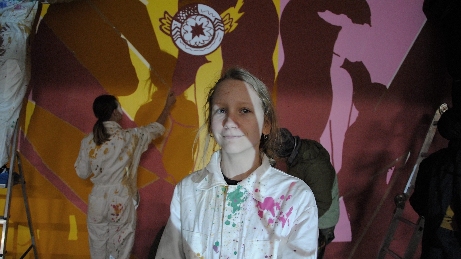 Molly Lundberg, Osby, en av tjejerna som nu har målat en vägg i Fryshusets lokaler i ett projekt med namnet Konst & Systraskap. Målningen projiceras på väggen med hjälp av en projektor och ska gestalta kvinnliga förebilder. i Foto: Maja Ögren Andersson
