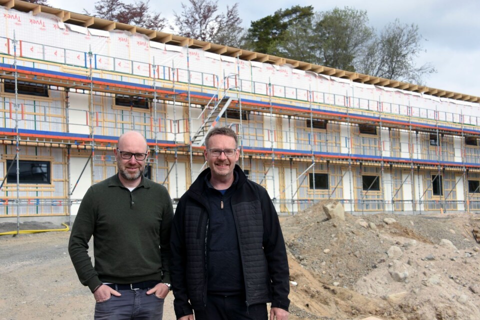 Fredrik Segreland och Jonas Zetterman på Bolius fastigheter är glada att de börjat bygga i kransorterna runt Hässleholm.