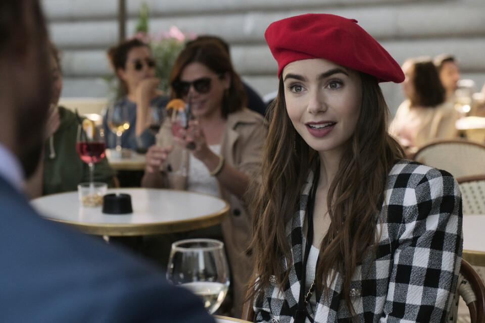 Netflix-serien "Emily in Paris" anklagas återigen för stereotypa rollskildringar. Arkivbild.