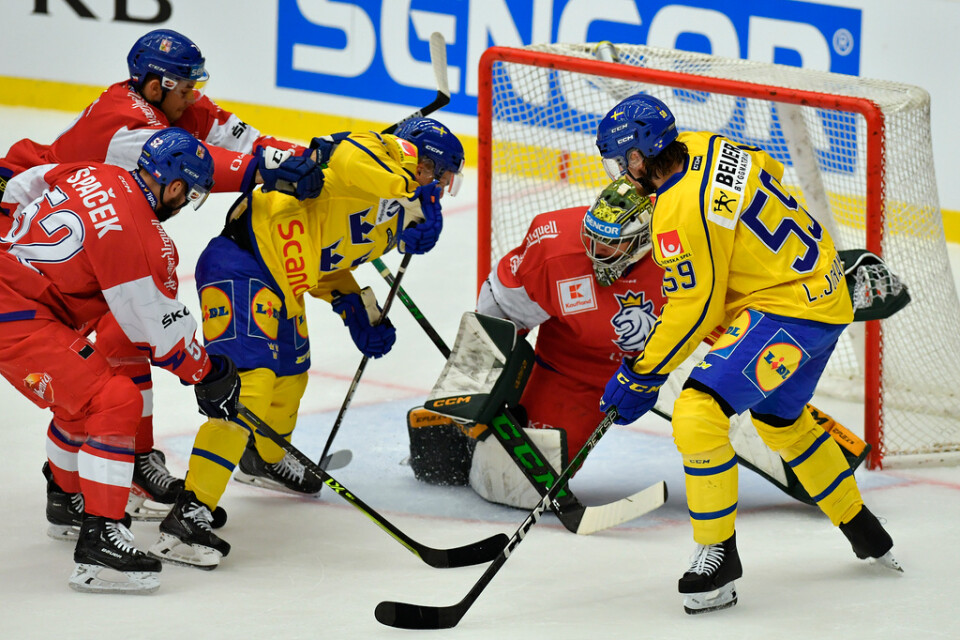 Sveriges match mot Tjeckien har återupptagits efter isproblemen.