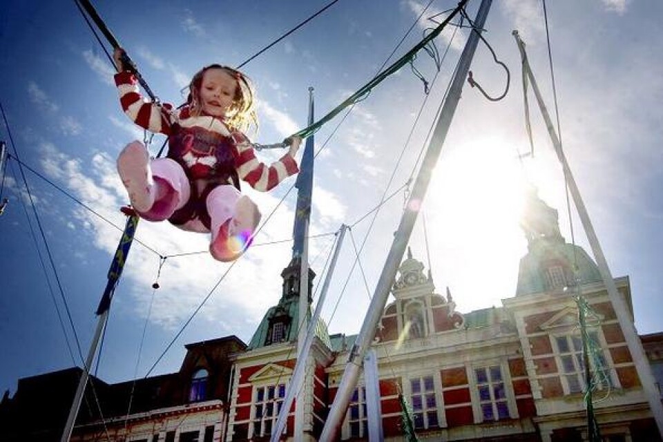 Isabell Bartoli, sex år från Fjälkestad, har fått smak för hopp. Bilder: Lasse Ottosson