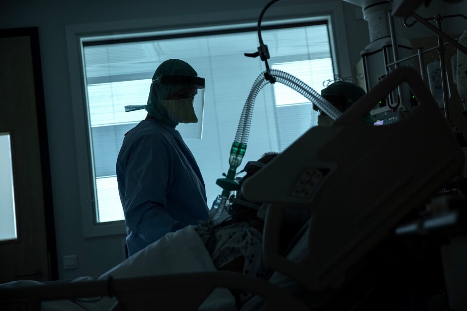 Vårdpersonal arbetar med covid-19-sjuka på en intensivvårdsavdelning i Belgien. Arkivfoto.