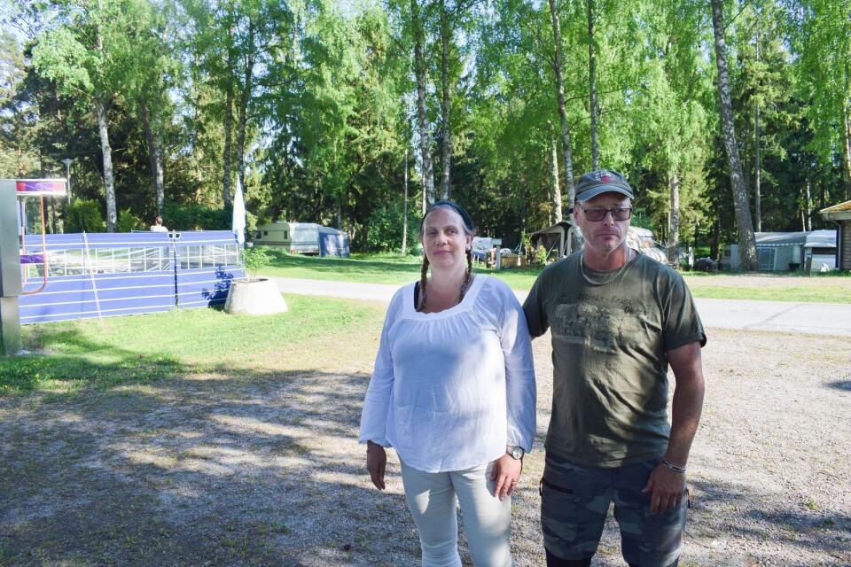Eva och Mats Nilsson är besvikna över att kommunen inte hört av sig till dem under debatten om att eventuellt vinterstänga campingen från mitten av september.