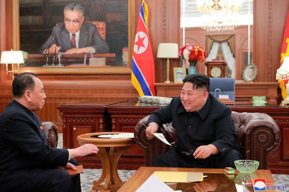 Nordkoreas ledare Kim Jong-Un diskuterar med sin attaché Kim Yong-Chol efter samtal i Washington med USA angående kärnvapennedrustning.