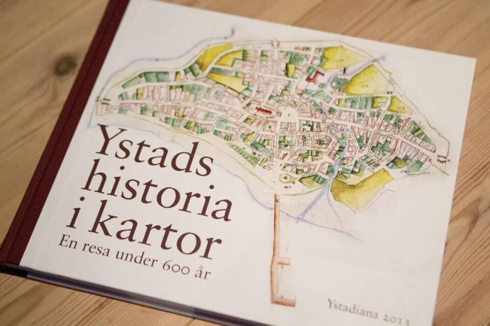 En av de vackra kartorna, Stobaeus stadskarta från 1698 med Östregata, Norregata, Torget, Östreport etcetera. Man kan känna igen sig än i dag. Drygt 200 sidor och med omkring hundra reproducerade kartor har den välmatade boken ”Ystads historia i kartor”, Ystadiana 2013.