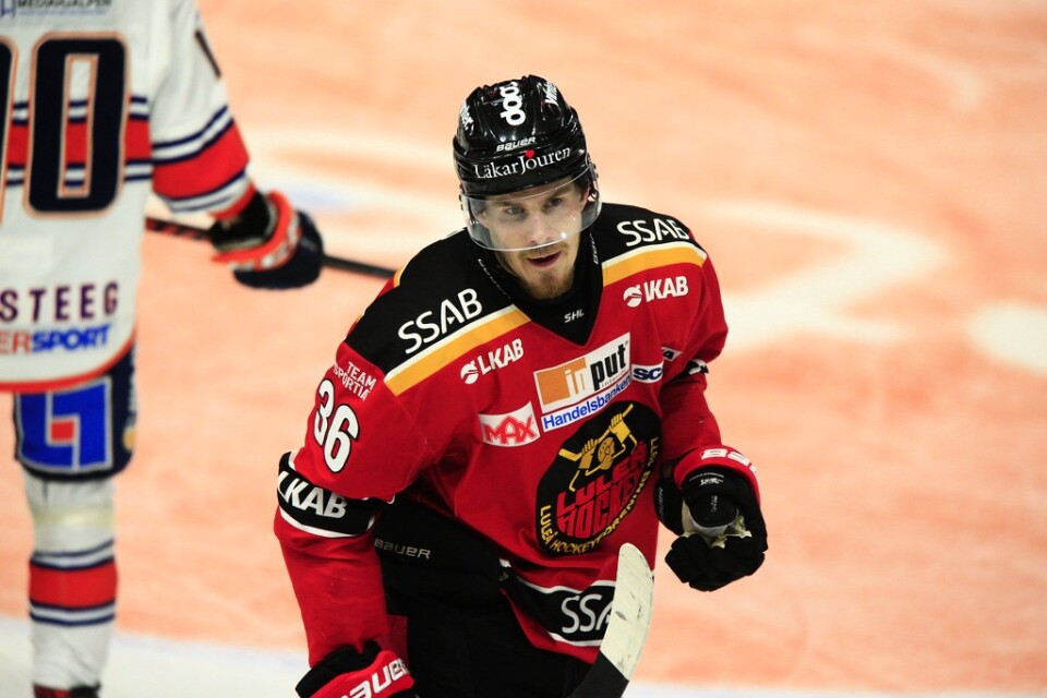 Forwarden Emil Larsson är en av fem spelare som lämnar Luleå. Arkivbild.