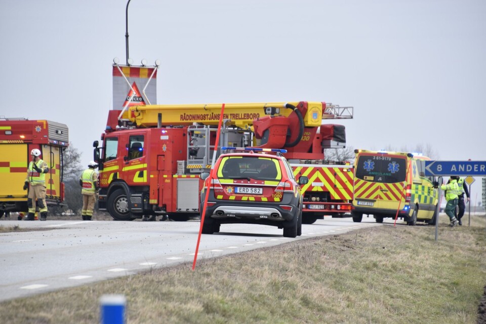 Vägen var avstängd under räddningsarbetet efter mc-olyckan nära Gislöv.