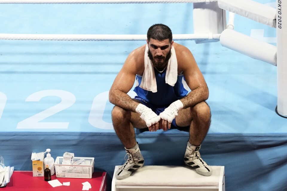 Mourad Aliev vägrade lämna ringen efter att ha blivit diskad i sin match