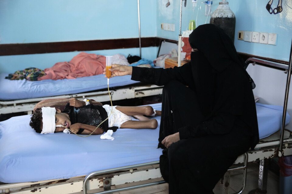 En mamma har sökt hjälp till sitt undernärda barn på ett sjukhus i al-Hudaydah i Jemen. Arkivbild