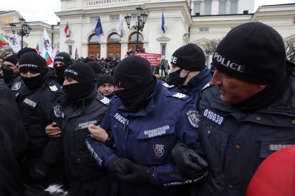 Polis utanför parlamentsbyggnaden i Sofia under onsdagens protester.