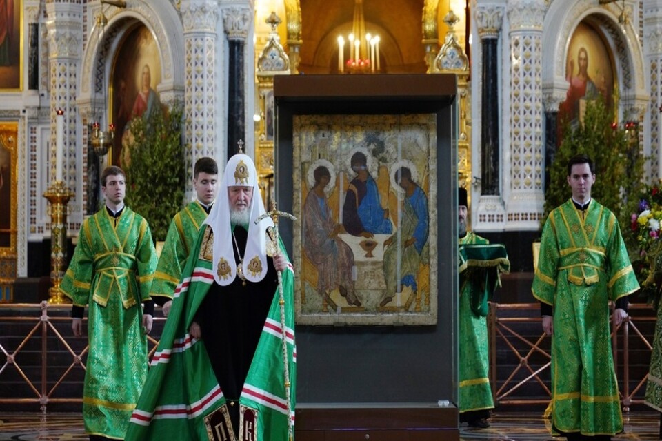 Patriark Kirill i mitten, framför Rubljovs "Treenigheten", under söndagens gudstjänst.