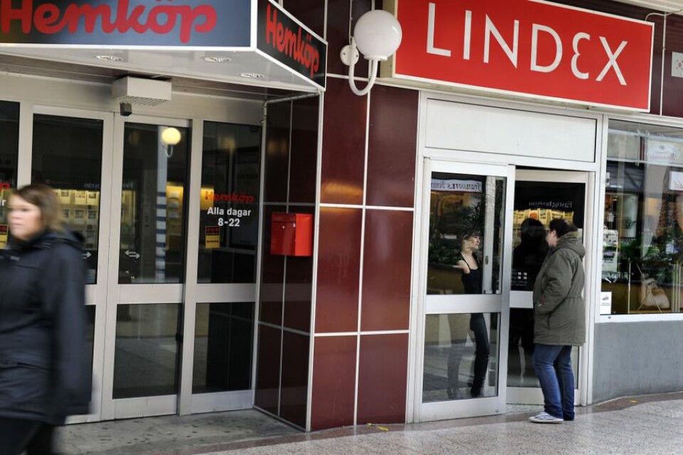 Det är kolsvart i grannbutikerna Hemköp och Lindex i Oskarshamn. Och många är kunderna som får vända i dörren.
