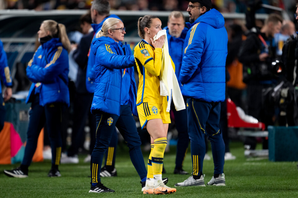 Kosovare Asllani var ledsen och besviken efter semifinalförlusten mot Spanien i VM i fotboll i Auckland, Nya Zeeland. Hon tröstades av Victoria Sandell, själv silvermedaljör i VM 2003 och nu ledare i tränarstaben.
