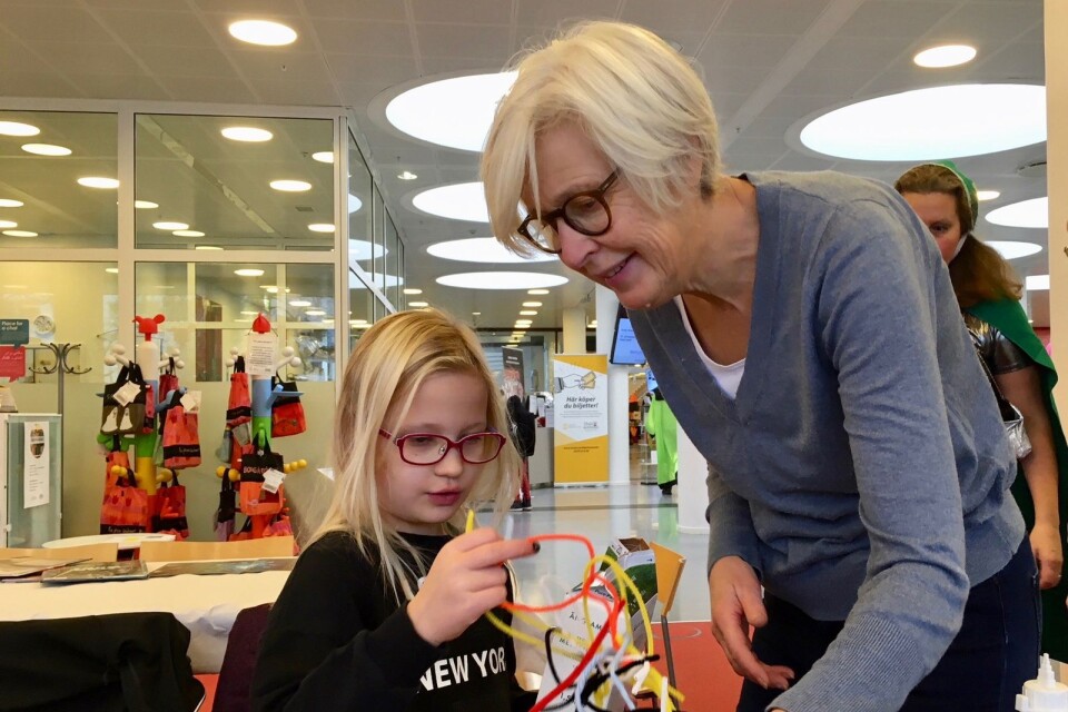 Ella Johnsson Sjödahl tog med sig mormor Eva Blomqvist till biblioteket på Barnens dag. Hon tänkte pyssla ett rymdskepp.