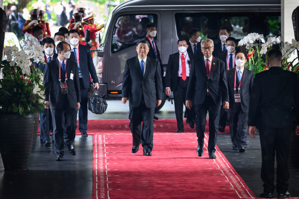 Kinas president Xi Jinping anländer till öppningsceremonin i Nusa Dua.