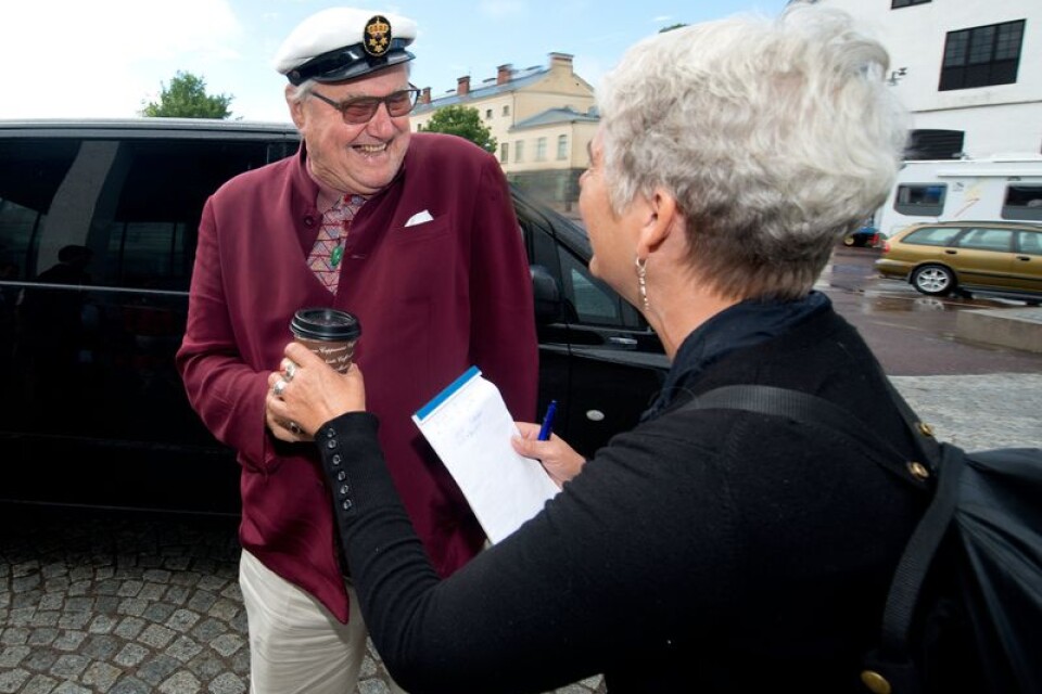 Prins Henrik håller BLT-journalisten Simone Hansens kaffemugg.