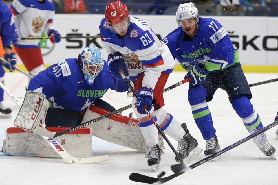 Ryssland tog andra raka fullpoängaren i ishockey-VM när Slovenien besegrades med 5-3. På plats i laget fanns senaste NHL-förstärkningarna Jevgenij Malkin, Nikolaj Kulyomin och Vladimir Tarasenko, men det var Jevgenij Dadonov, från SKA St Petersburg som