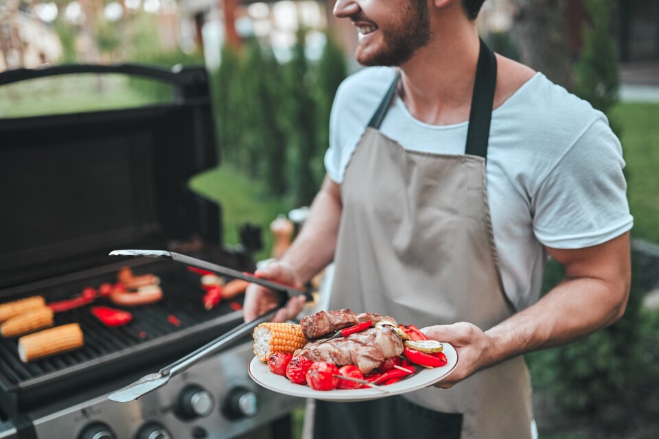 Männen grillar oftare – men både män och kvinnor förbereder grillmiddagen.