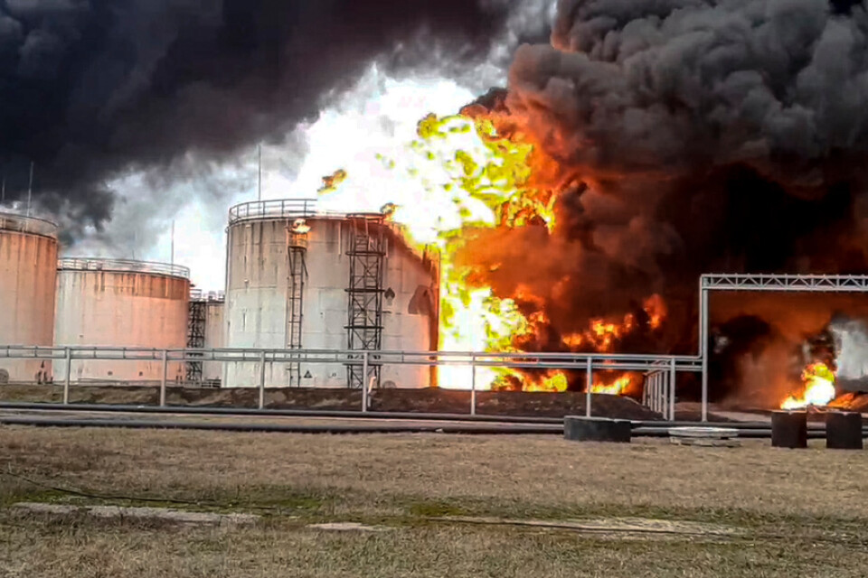 Oljedepån i ryska Belgorod brinner.