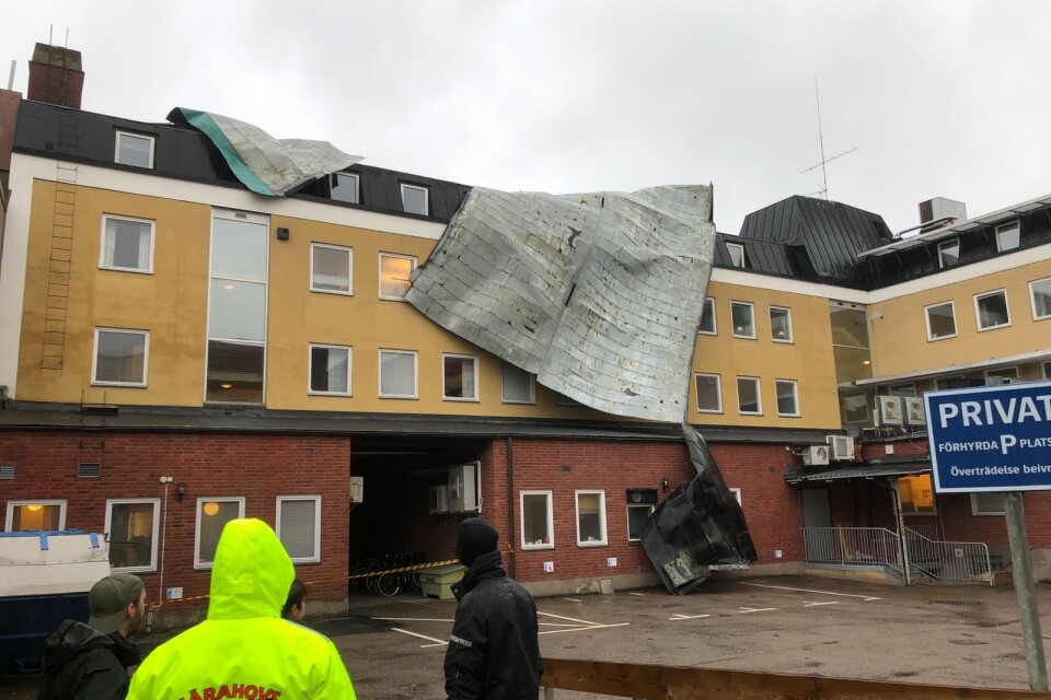 Ett tak har rasat ner på en innergård i Växjö centrum.