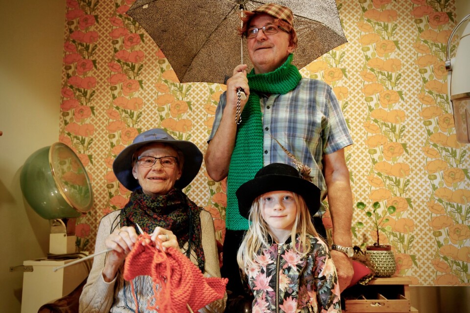 Monica och Sven Malmborg och Ebba Ek lät sig fotograferas i den speciella fotostudion på Högalids äldreboende.
