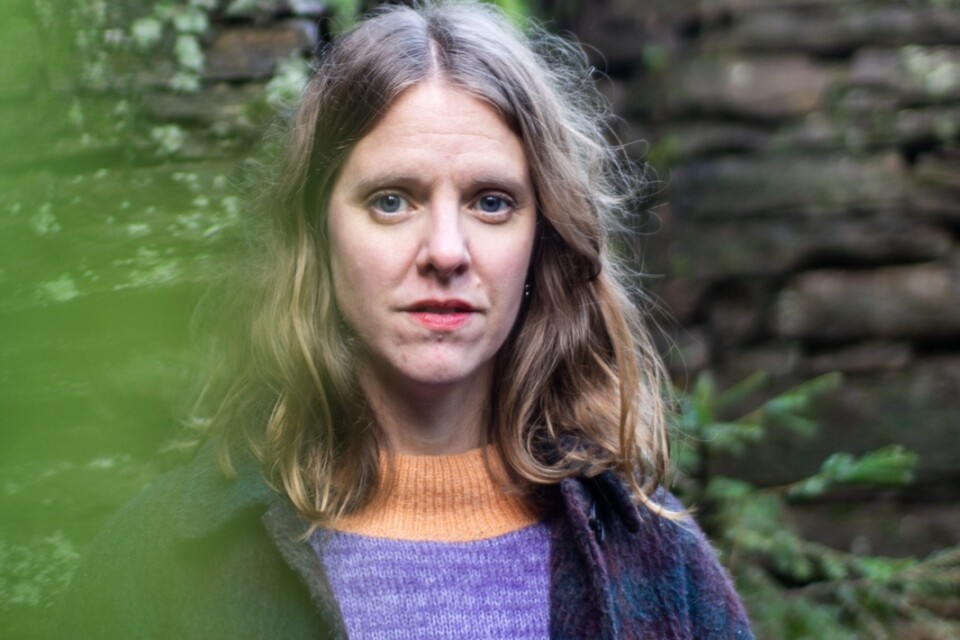 Marie Hållander, författare från Dalstorp, verksam vid Södertörns högskola. Hennes diktsamling ”Stubbrötter” är en uppgörelse med stadens syn på landsbygden.