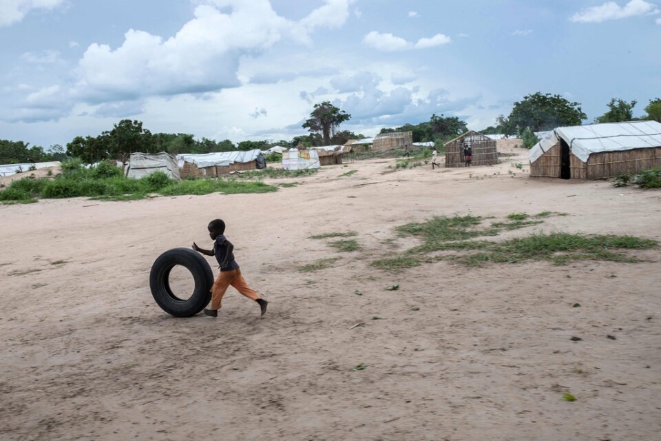 Ett barn leker på ett flyktingcenter i norra Moçambique. Bild från februari.