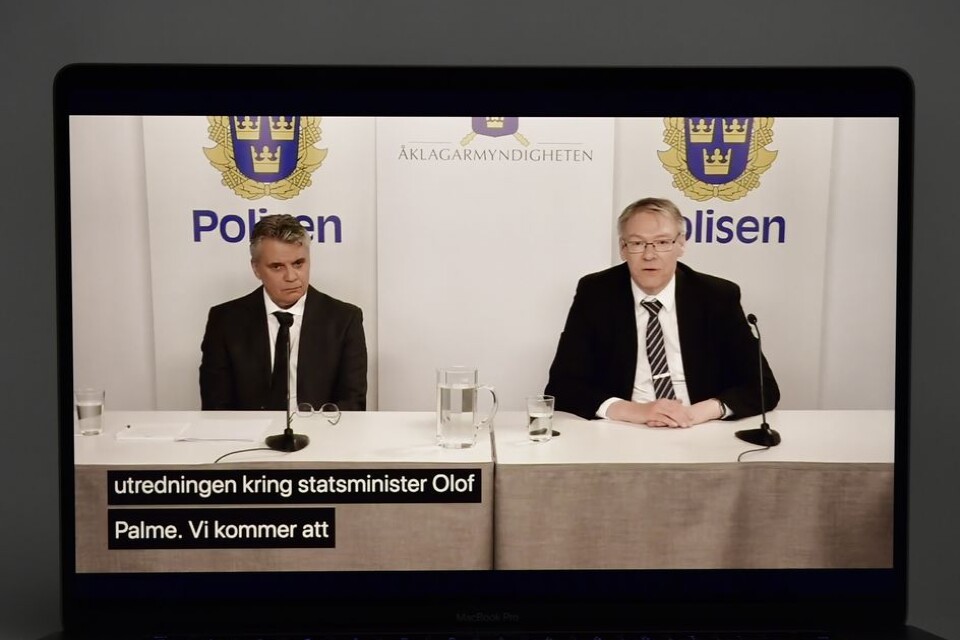 Chefsåklagare Krister Petersson, till höger, håller digital pressträff på onsdagen.  Hans slutsats är att den så kallade Skandiamnennen sköt Olof Palme 28 februari 1986. Till vänster Spaningsledare Hans Melander.