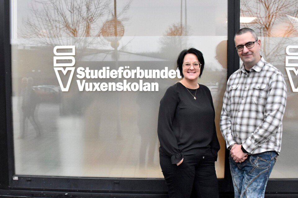 Paulina Bengtsson, Olofströms Näringsliv och Benny Jonasson, Studieförbundet Vuxenskolan startar upp kurskvällar för att underlätta integrationen.