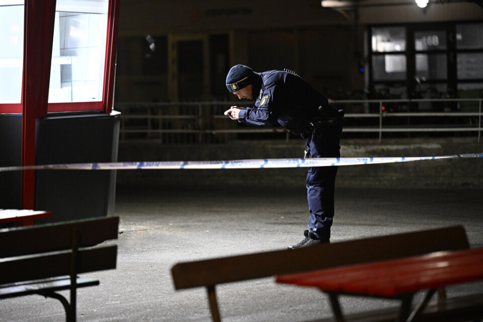 Polis på plats i Malmö efter att en man hittats knivskuren på fredagskvällen.