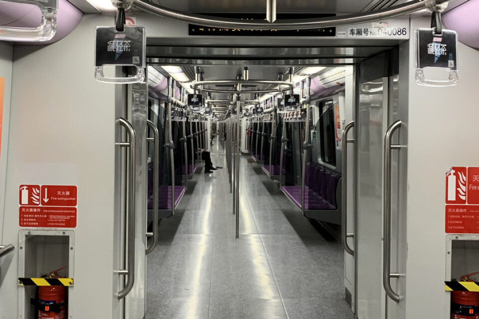 Folktomt i Shanghais tunnelbana efter virusutbrottet.