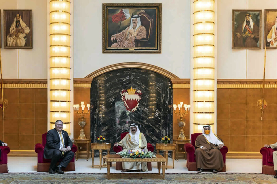 En amerikansk delegation, med bland andra utrikesminister Mike Pompeo närvarande, träffar kungligheter i Sakhirpalatset i Manama, Bahrain den 26 augusti i år.