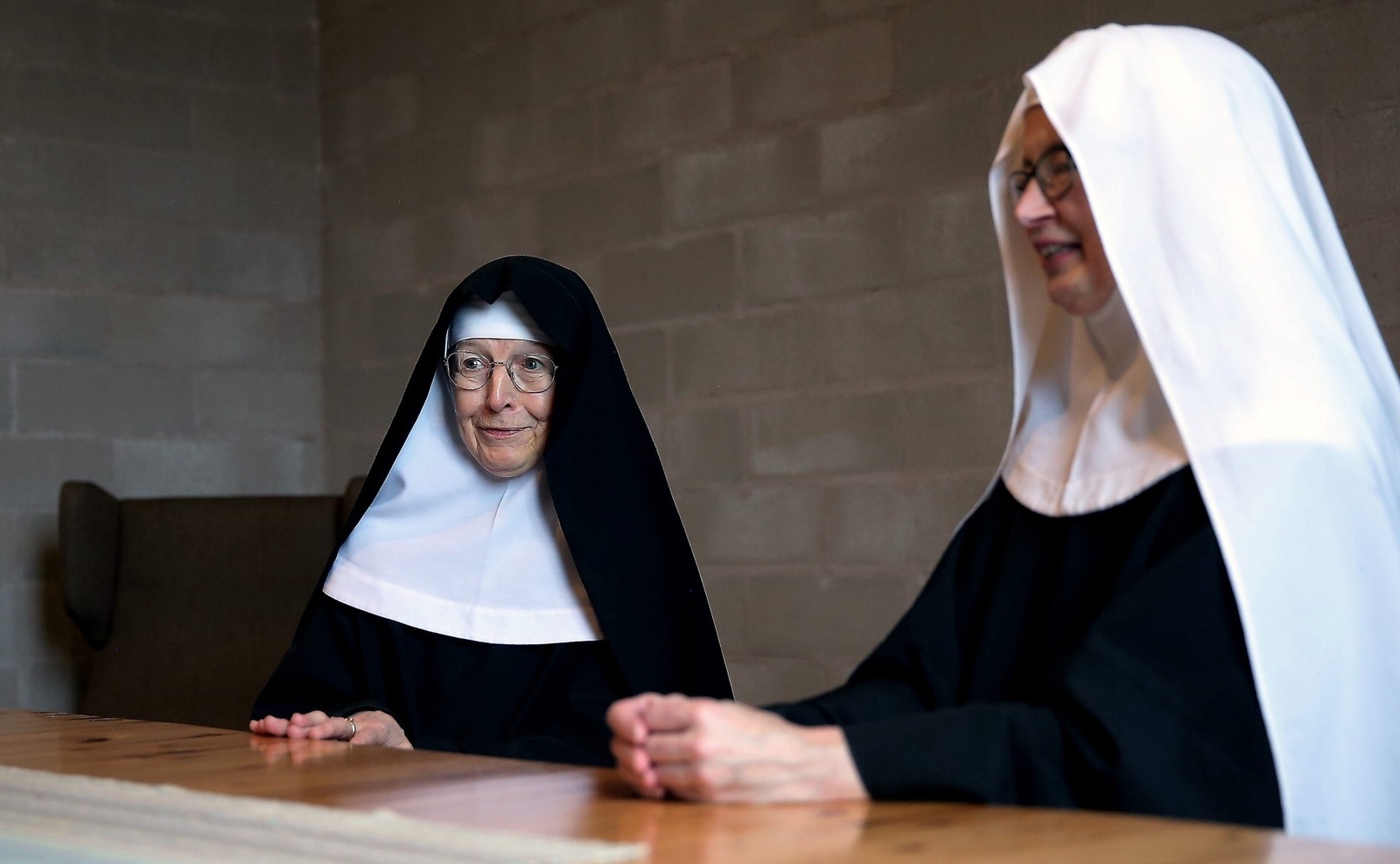 Syster Maria och syster Tyra Antonia berättar om hur det är att bo i ett kloster.