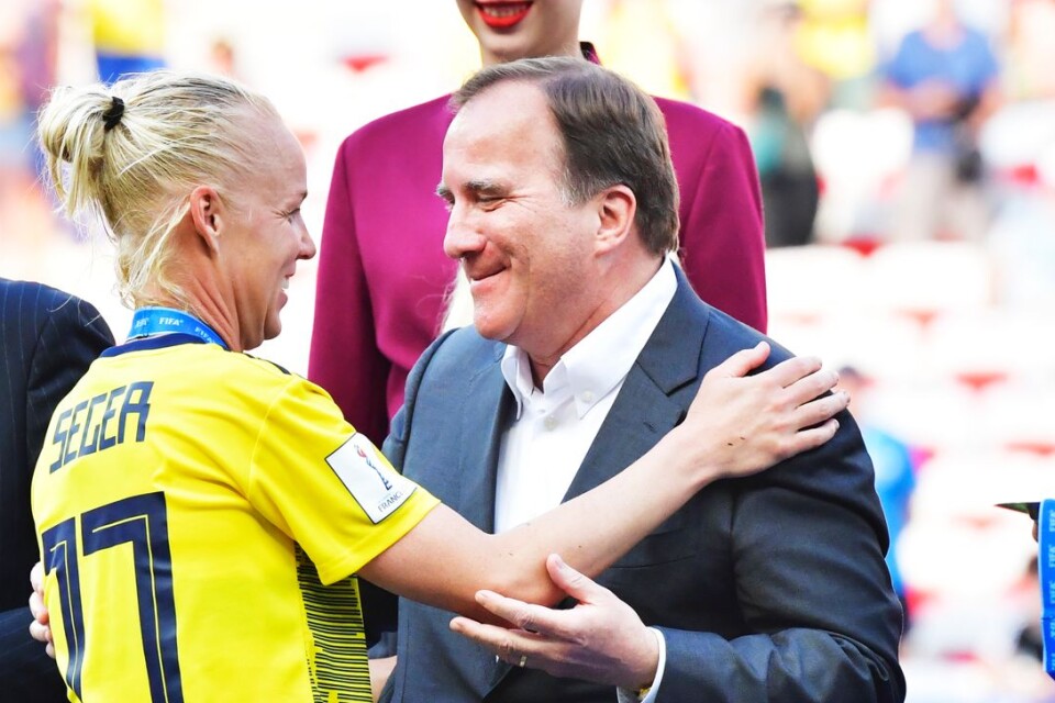 Caroline Seger gratuleras av statsminister Stefan Löfven efter helgens bronsmatch i fotbolls-VM mellan England och Sverige.