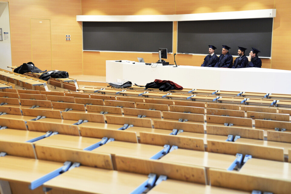 På universitetet i Milano får studenter hålla sina presentationer över nätet, eftersom bara lärare får vara på området.