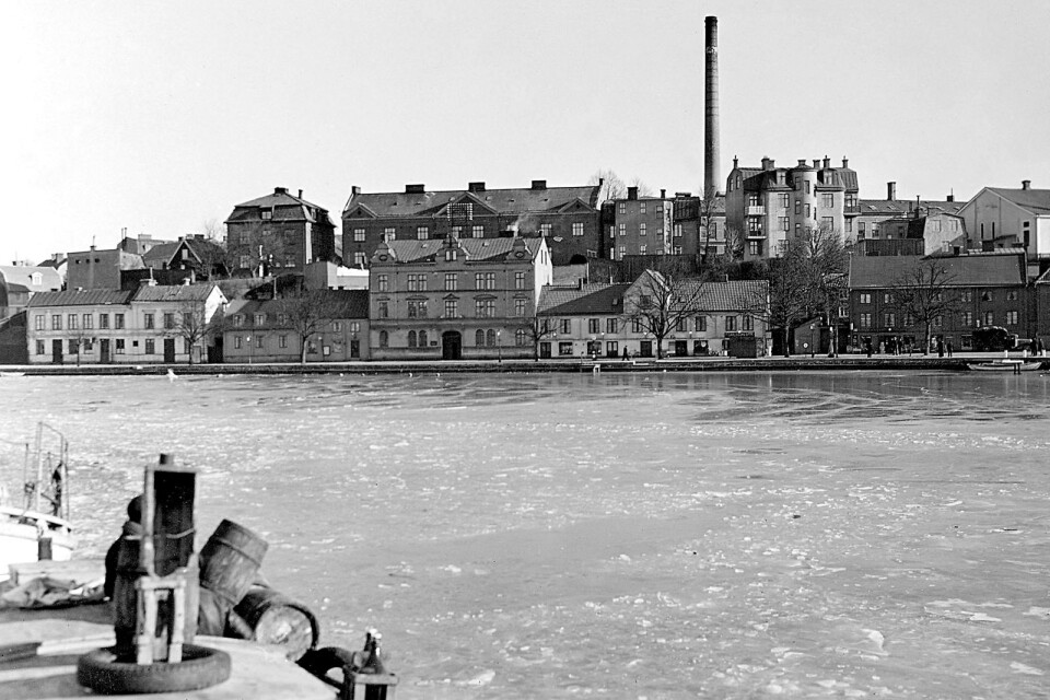 På bilden från år 1938, ser man en annan silhuett över Möllebacken än i dag. Mitt i bild syns tydligt det stora Änkehuset och til vänster om detta Barnbördshuset, eller gamla BB som det kallas i folkmun.