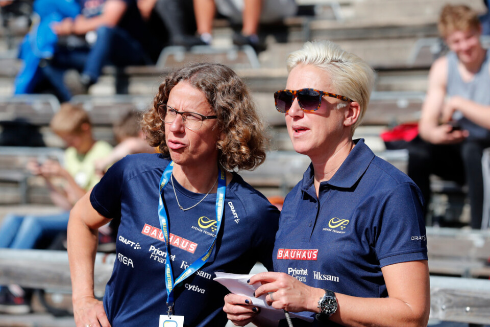 Karin Torneklint, avgående förbundskapten och Kajsa Bergqvist, ny förbundskapten, under Finnkampen på Stockholms Stadion.